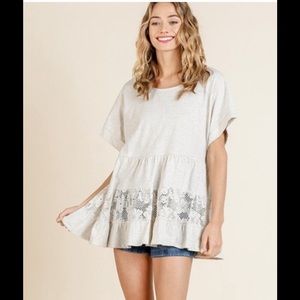 BOUTIQUE UMGEE OATMEAL RUFFLE HEM/FLORAL LACE TOP